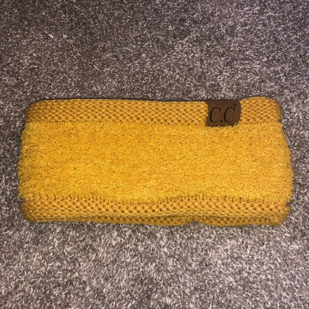 Women’s C.C. Cable Knit Headband - Picture 4 of 7